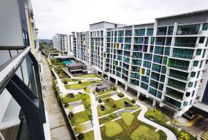 una vista aérea de un edificio de apartamentos con jardín en Jeff and Ricky Homestay 28 @Vivacity Megamall, en Kampong Tabuan