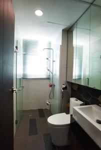 y baño con aseo, lavabo y ducha. en Jeff and Ricky Homestay 28 @Vivacity Megamall, en Kampong Tabuan