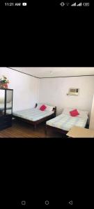 Habitación pequeña con 2 camas en Mr.kwiiz inn, en Daanbantayan