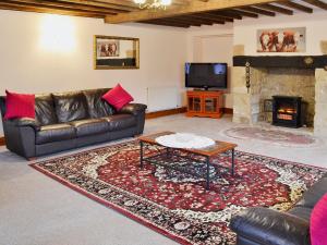 Loders的住宿－The Retreat，带沙发和壁炉的客厅