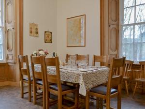 The Factors House - 25752 في Kilmartin: غرفة طعام مع طاولة وكراسي