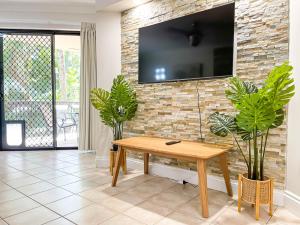 TV a/nebo společenská místnost v ubytování Trinity Links Resort