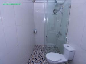 une salle de bain blanche avec douche et toilettes dans l'établissement Tam Coc Garden Homestay, à Ninh Binh 17 autres photos
