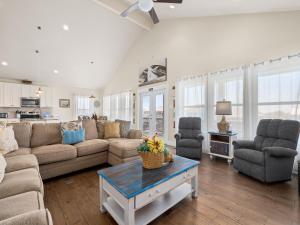 a living room with a couch and a table at Port Royal Dream in City-by-the Sea