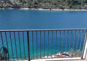 d'un balcon offrant une vue sur une étendue d'eau. dans l'établissement Apartment Ivan - 15m from beach, à Vinišće