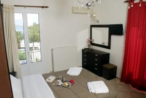 加拉希德松的住宿－西羅拉卡斯旅館，一间卧室配有一张床、梳妆台和镜子