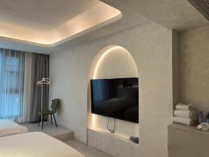 1 dormitorio con TV en un nicho en la pared en Dream Designer Hotel - Huimin Street Branch of Xi'an Bell and Drum Tower en Xi'an