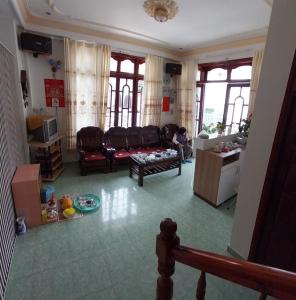 un soggiorno con un divano e un tavolo di Guesthouse Big Lucky a Da Lat