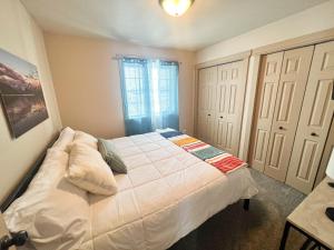Ein Bett oder Betten in einem Zimmer der Unterkunft Apartment in Teton Ski Retreat