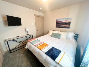 Cama o camas de una habitación en Apartment in Teton Ski Retreat