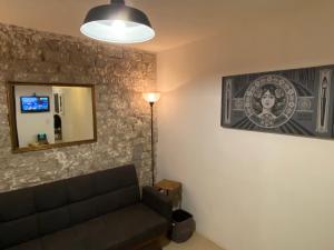 sala de estar con sofá y espejo en Cozy Condesa, en Ciudad de México