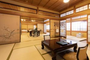 una habitación con mesa y sillas y una habitación con comedor en Kadojin en Tenkawa