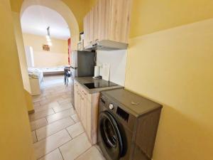eine Küche mit einer Waschmaschine in einem Zimmer in der Unterkunft cozy Apartments in Mülheim in Köln