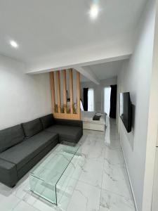 - un salon avec un canapé et une table en verre dans l'établissement Modern 1-bedroom apartment in the city center, à Thessalonique