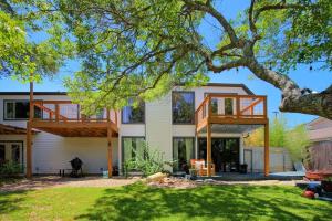 een groot huis met een boom in de tuin bij 3b2b Hidden Oasis in the Hills-Close to Downtown in Austin
