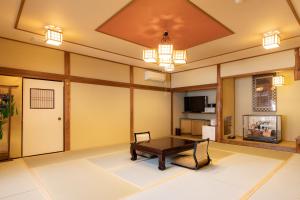 una habitación con una mesa en el medio. en Kadojin en Tenkawa