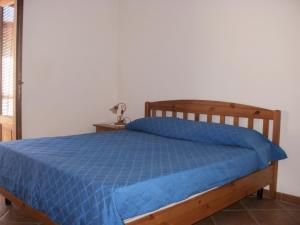 sypialnia z łóżkiem z niebieską kołdrą w obiekcie Casa Celeste w mieście Lipari