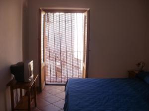 リーパリにあるCasa Celesteのベッドルーム(ベッド1台、窓、テレビ付)