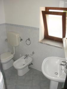 リーパリにあるCasa Celesteのバスルーム(トイレ、ビデ、シンク付)