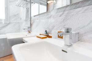 un bagno bianco con un water e un lavandino di Damask Resort a Jabal Al Akhdar