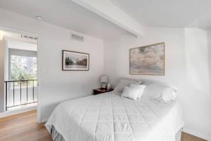 - une chambre blanche avec un lit et une fenêtre dans l'établissement 2b1b Hidden Oasis in the Hills- Close to Downtown, à Austin