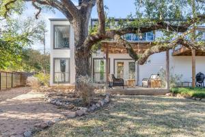 une maison avec un arbre dans la cour dans l'établissement 2b1b Hidden Oasis in the Hills- Close to Downtown, à Austin