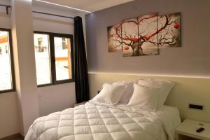 A bed or beds in a room at Alcalá del Jucar Hotel Pelayo