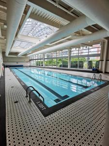 una gran piscina en un gran edificio en GardenView Modern Condo with Parking, Gym, Pool, AC, en Vancouver