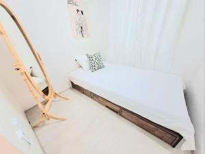 Un pat sau paturi într-o cameră la Two bedroom Apt Hongik University