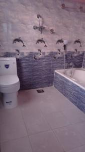 ein Badezimmer mit Toilette und Badewanne in der Unterkunft Mountainshade Home in Kathmandu