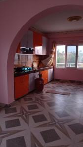 eine Küche mit einem Torbogen in der Mitte eines Raumes in der Unterkunft Mountainshade Home in Kathmandu