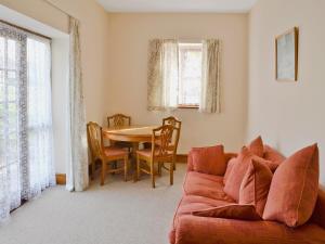 Loders的住宿－The Retreat，客厅配有沙发和桌子