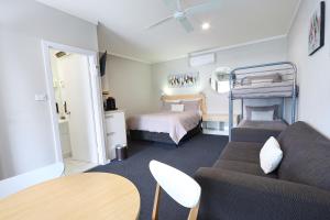Postel nebo postele na pokoji v ubytování Nebula Motel