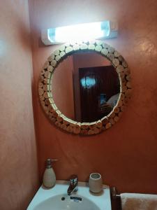 Salle de bains dans l'établissement kasbah Dar Bahnini
