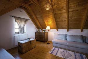 Posezení v ubytování Tagyon Birtok Royal Apartmanház