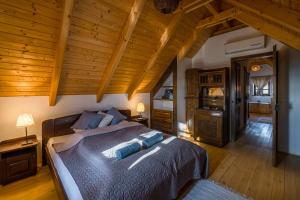 Postel nebo postele na pokoji v ubytování Tagyon Birtok Royal Apartmanház
