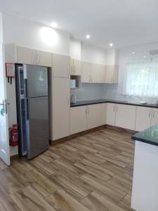 Kuchyň nebo kuchyňský kout v ubytování Hotel La Roussette