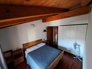 a bedroom with a bed and a wooden ceiling at Casa Vacanze S.Tomaso in Riva del Garda