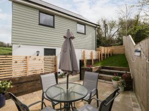 a patio with a table and chairs and a fence at Sevenwoods View in Longhope