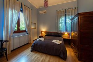 una camera da letto con un letto e due asciugamani di Domus Verdiana a Ragalna