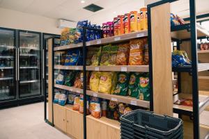 Supermarket nebo jiné obchody v  hotelu nebo okolí