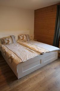una camera da letto con un letto con testiera in legno di Appartement Nummer 12 a Going