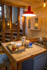 una cocina con una mesa con comida. en Valtro le Nid - logement entier proche 24 heures du Mans et Grottes de Saulges, en Saulges