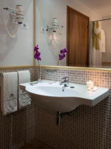 W łazience znajduje się biała umywalka i lustro. w obiekcie Sotavento Beach Club w mieście Costa Calma