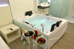 y baño con bañera y lavamanos. en Alcalá del Jucar Hotel Pelayo en Alcalá del Júcar