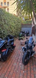 eine Gruppe Motorräder, die neben einer Garage geparkt werden in der Unterkunft Il Piccolo Hotel in Enna