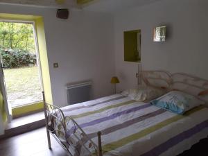 1 dormitorio con 1 cama grande y ventana en Les 2 p'tits loups en Osse-en-Aspe