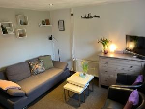 een woonkamer met een bank en een tafel bij Jaguars Residence in Eindhoven