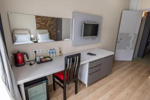 a small room with a desk and a tv at Calanthe Residence in Istanbul
