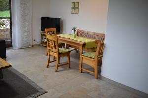 einen Esstisch und Stühle im Wohnzimmer in der Unterkunft Ferienwohnung Hanke in Riedenburg